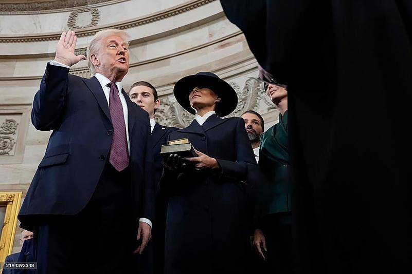  Tras la toma del juramento, firmó una serie de órdenes ejecutivas, entre las que figura el retiro de EE.UU. del Acuerdo de París sobre cambio climático, que ya lo había decidido en su primer periodo, pero que Biden revirtió. Foto: AFP