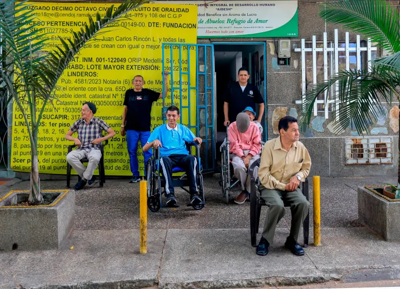 La sede de la Fundación Aidesh, en el Barrio Antioquia, tiene su sede en una casa que les donaron sin documentación y esta situación está a punto de dejarlos sin un techo. FOTO: Esneyder Gutiérrez