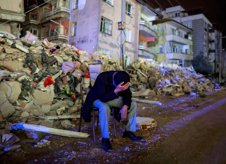 Un damnificado del terremoto de magnitud 6.3, en Turquía, el pasado 6 de febrero. Foto: EFE