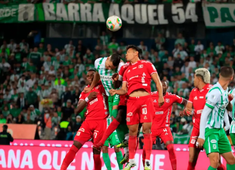 El futbolista Mateus Uribe ha sido uno de los que mejor rendimiento ha tenido en Nacional en lo que va del segundo semestre del año. Rafael Carrascal es el referente del América. Foto: Juan Antonio Sánchez 