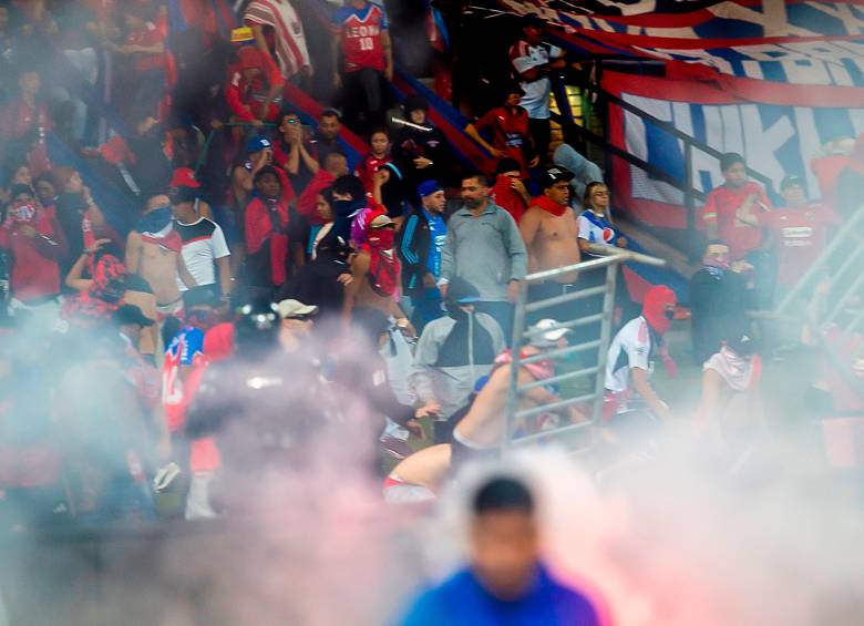 La fiesta se dañó porque los aficionados del cuadro rojo ubicados en la tribuna norte, parte baja, empezaron a tirar al suelo las vallas que los separaban de la cancha del Atanasio Girardot. Foto Camilo Suárez