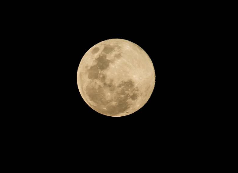 La superluna de octubre brillará hasta un 30 % más que una luna llena normal, ofreciendo un espectáculo visible desde la noche del 5 hasta el amanecer del 7. FOTO: Juan Antonio Sánchez