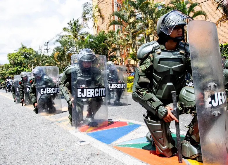 Soldados del Ejército durante el desfile de este 20 de julio. FOTO: Julio César Herrera