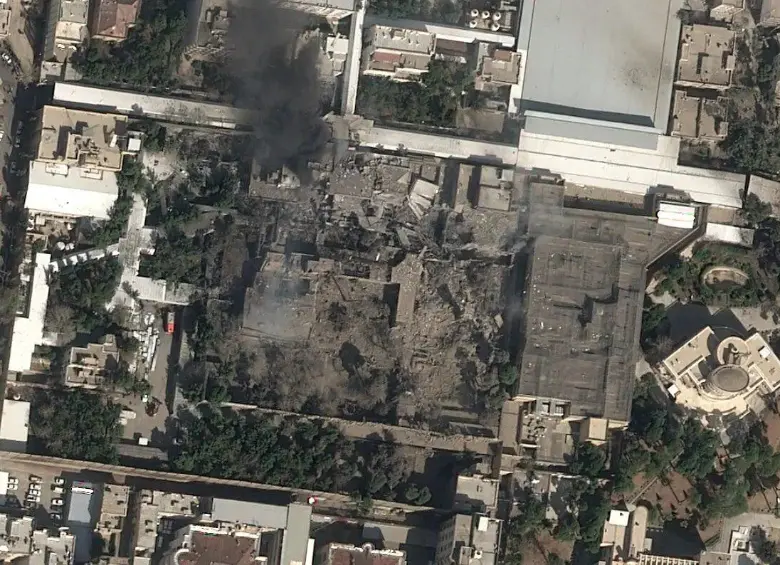 Imágenes satelitales de Airbus Defence and Space, obtenidas por The New York Times, muestran que la vivienda del líder supremo iraní, el ayatolá Alí Jamenei, en Teherán, quedó completamente destruida tras los ataques de esta mañana atribuidos a la Fuerza Aérea israelí. FOTO: NYT.