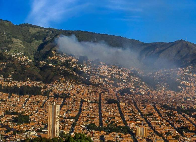 Bomberos combaten incendio que consume bosque de Santa Elena