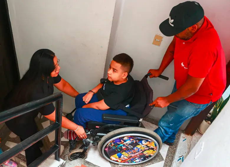 Miguel Ángel García Londoño, de 13 años, se debe movilizar en una silla de ruedas, puesto que no tiene movilidad en todo su cuerpo. La grúa que piden es para facilitar sus desplazamientos dentro de la propiedad. FOTO: MANUEL SALDARRIAGA