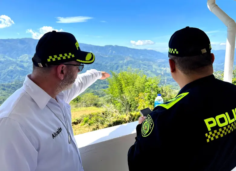 El alcalde de Granada, Daniel Andrés Hoyos, expresó que hace casi 40 años que estuvieron los últimos policías en el corregimiento Santa Ana. Foto: Cortesía.