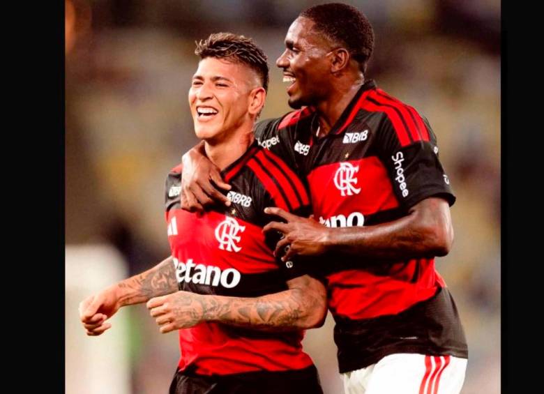 El colombiano Jorge Carrascal sonríe en la celebración de su gol, con Flamengo ante el Vasco Da Gama. FOTO: Tomada de X@Flamengo