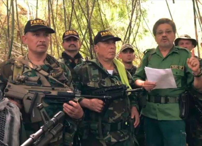 Iván Márquez anunciando la “refundación” de la Segunda Marquetalia. A la izquierda estaría el segundo hombre al mando, alias el Zarco Aldinever. FOTO cortesía