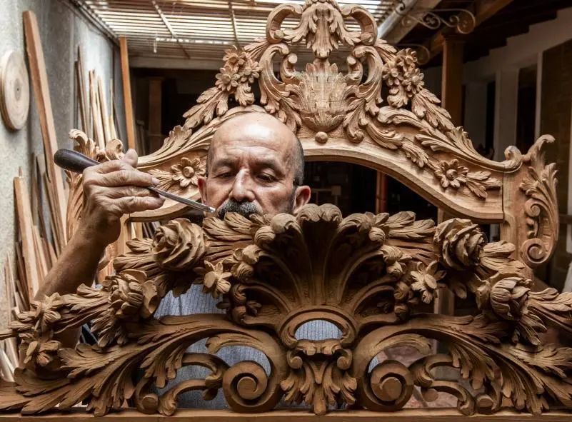 El maestro Sigifredo Cardona repasa los acabados de la talla hecha en una obra. <b> </b>FOTO<b> Julio Herrera</b>