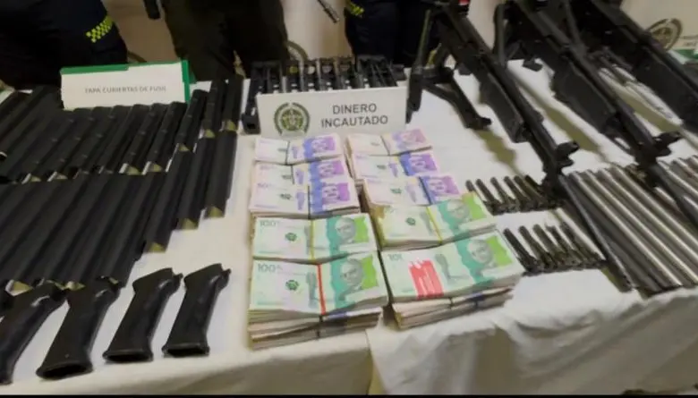 Fuera del arsenal había una buena cantidad de dinero en efectivo en los inmuebles que fueron allanados. FOTO TOMADA DE X