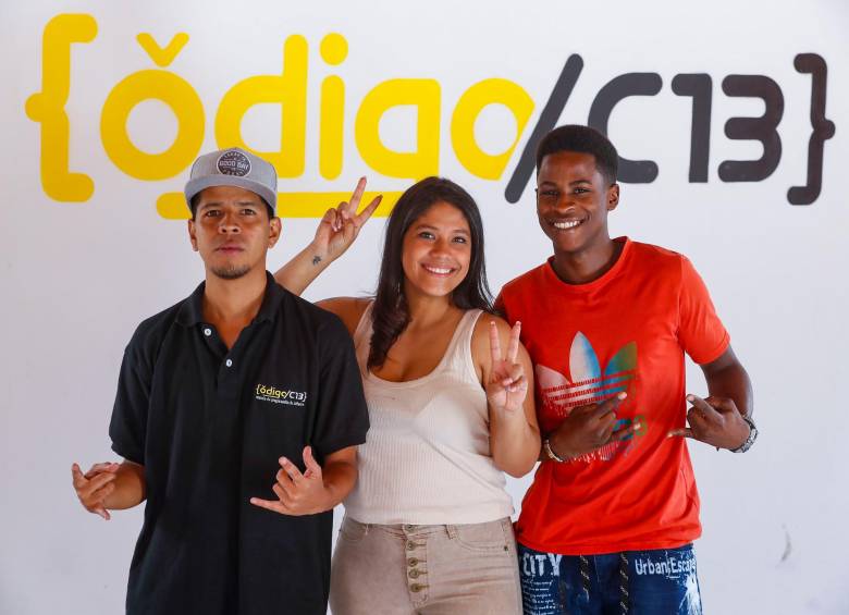 Leonel Berrío, María Alejandra Pérez y Anderson Londoño hacen parte del grupo que inicia el proyecto Código C13, que llevará las TI a la comuna San Javier. FOTO manuel saldarriaga