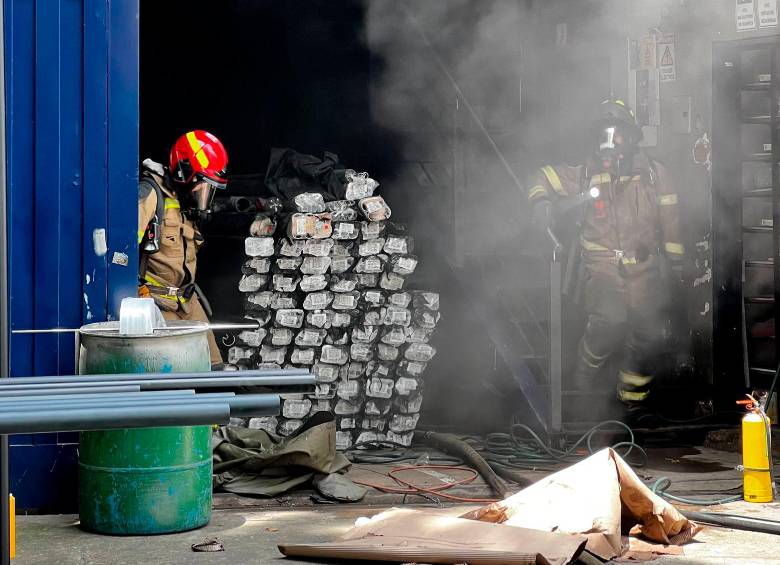 Quince unidades del Cuerpo de Bomberos de Medellín llegaron al lugar para controlar las llamas. FOTO Cortesía