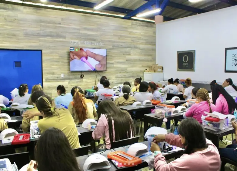 Durante dos años, el proyecto ha promovido la enseñanza de manicure profesional y sistemas avanzados de uñas, con el objetivo de facilitar la inserción laboral de las participantes una vez recuperen su libertad. Foto: Cortesía