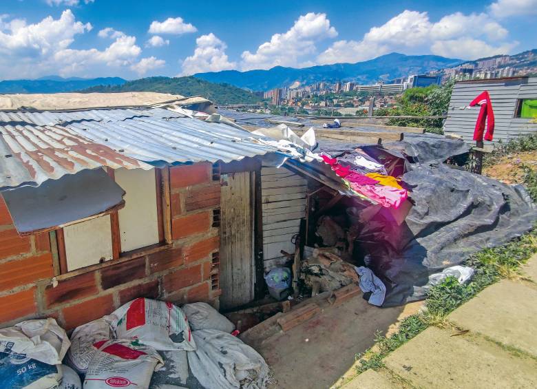 El morro de Moravia es una de las zonas de más alto riesgo en Medellín para construir. Hoy tiene más de 1.200 viviendas. FOTO JULIO HERRERA