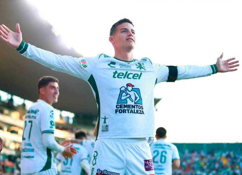 James vende 100 camisetas diarias en el Club León de México. FOTO: GETTY