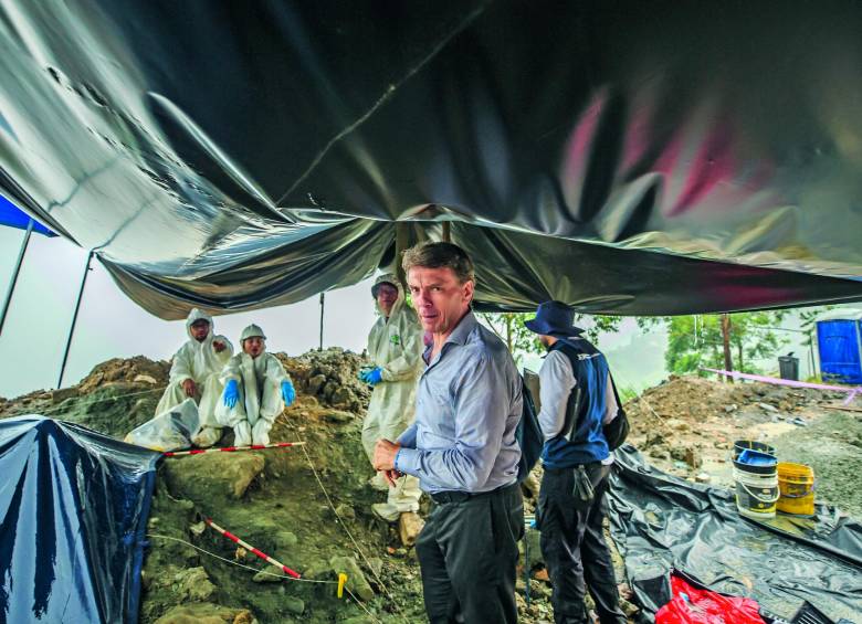 Magistrado de la JEP Gustavo Salazar en La Escombrera, Medellín, donde encontraron más restos óseos humanos que serían de personas desparecidas durante el conflicto armado. Foto: Andrés Camilo Suárez Echeverry