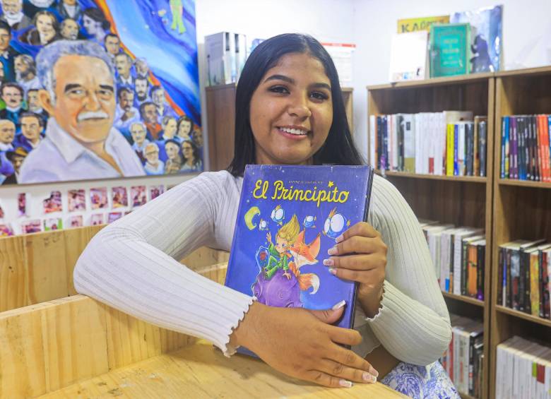 La Yaja con su libro favorito, El Principito. FOTO Manuel Saldarriaga 