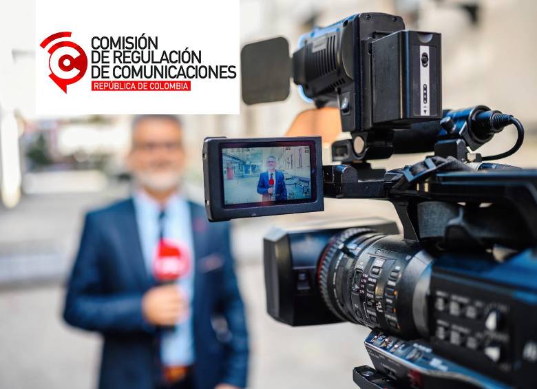 De fondo, un reportero grabado mientras realiza una nota informativa; arriba, el logo de la Comisión de Regulación de Comunicaciones (CRC). FOTO: ilustración El Colombiano