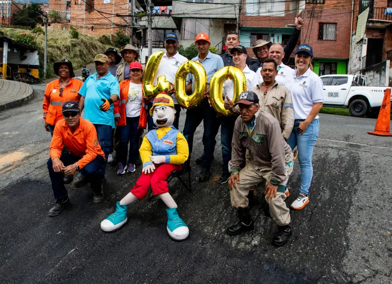 El secretario de Infraestructura de Medellin, Jaime Andrés Naranjo (con el número 4), y todo su equipo asistieron a la entrega de la obra número 400 que gestionó Armando Calle gracias a sus denuncias. FOTO Julio César Herrera. 