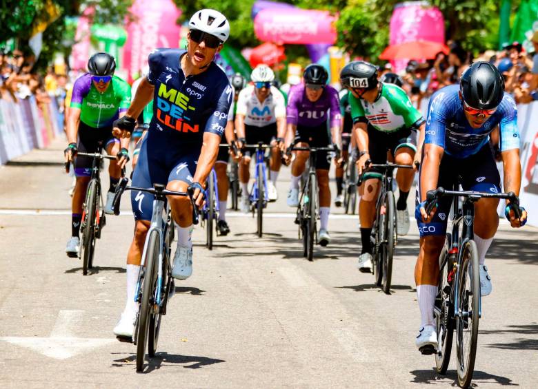 Wilmar Paredes fue más veloz al embalaje y ganó su primera etapa en Vuelta a Colombia. FOTO CORTESÍA ÁNDERSON BONILLA