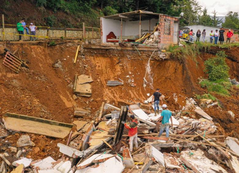 Entidades gubernamentales recomendaron la evacuación definitiva de otras cinco edificaciones. Foto: MANUEL SALDARRIAGA QUINTERO.