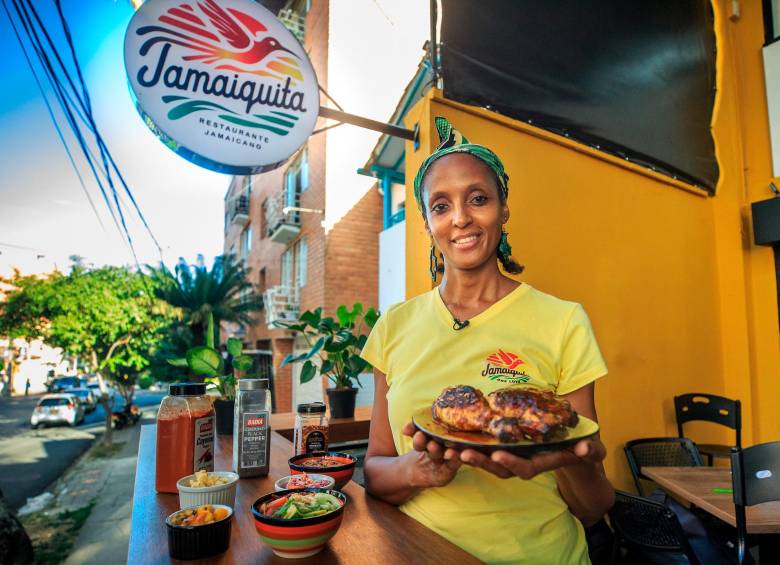 Anasia Reid llegó a Medellín hace seis años, procedente de Inglaterra. Es hija de migrantes jamaicanos. El pollo jerk es un plato preferido de la gastronomía isleña. FOTO camilo suárez