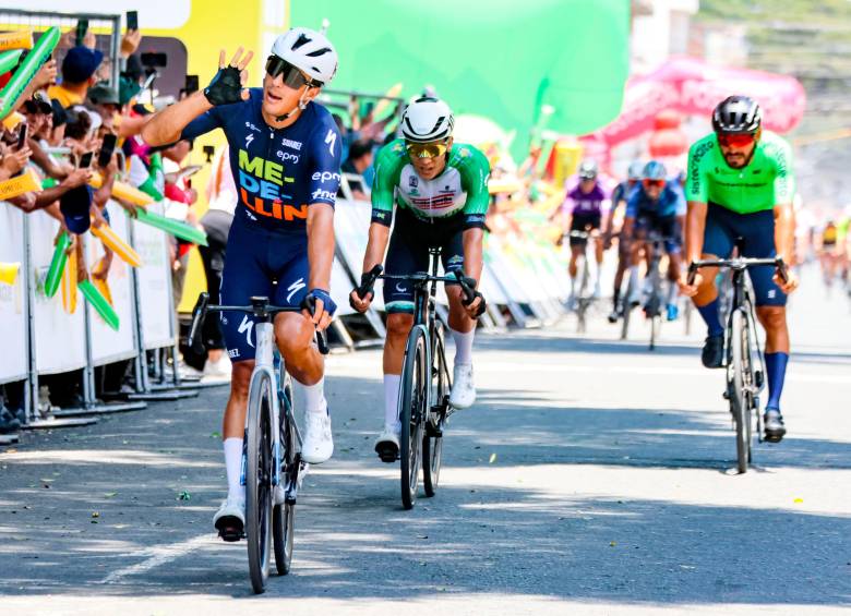 El ciclista antioqueño Wilmar Paredes, del Team Medellín, celebra al paso por la meta de la octava etapa del Clásico RCN. FOTO cortesía 