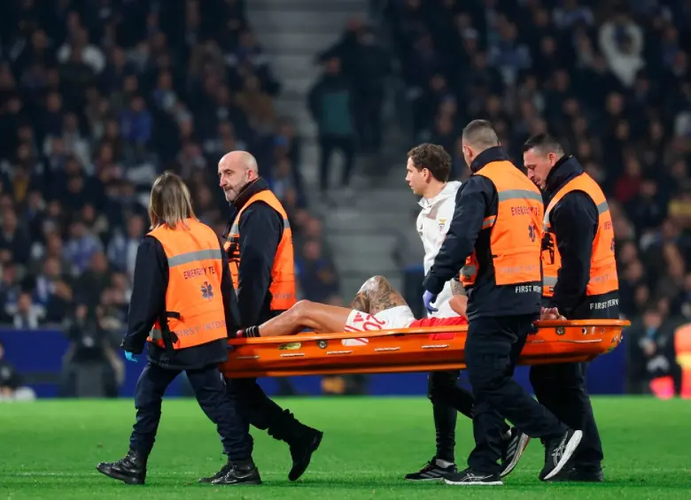 Richard Ríos salió del campo con evidentes signos de dolor en el juego que su equipo perdió contra Porto. FOTO @benfica