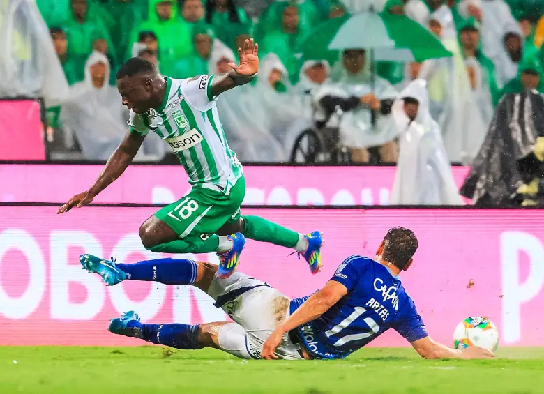En la imagen aparecen Marino Hinestroza, de Nacional, y Jorge Arias, de Millonarios. FOTO CAMILO SUÁREZ