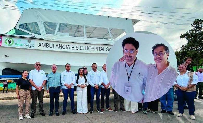 Desde hace tres años se le conoce a Laza como “el zar de la contratación directa”, es el segundo de izquierda a derecha. Fotos: cortesía y MinSalud