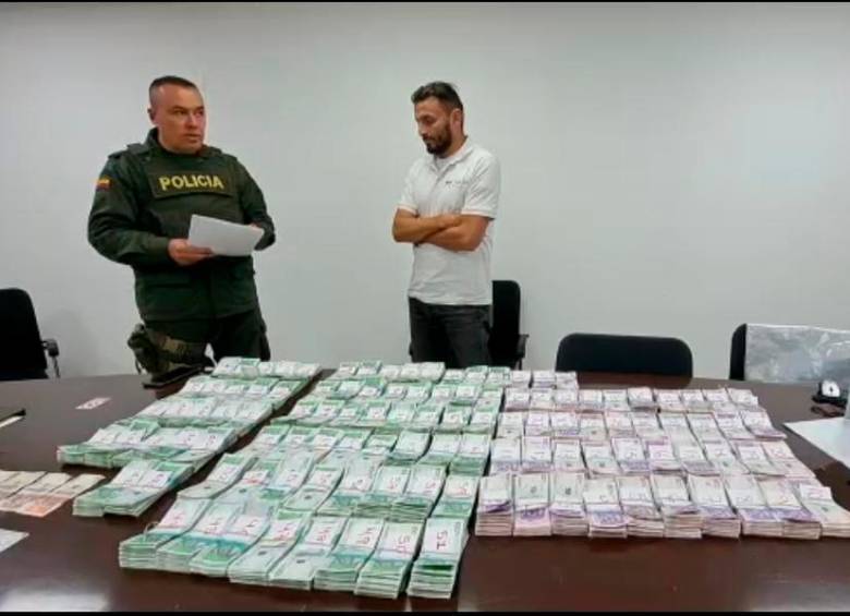 El pasado fin de semana fue capturado un motociclista en Bogotá, cuando transportaba $913.239.000 de un grupo narcotraficante. FOTO policía.