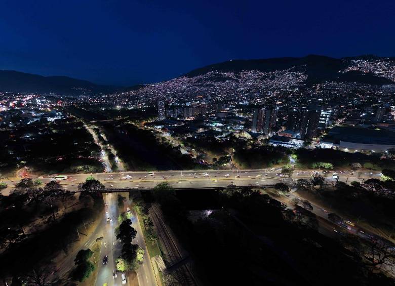 Vista aérea del puente Horacio Toro con la nueva iluminación led. Foto: cortesía.