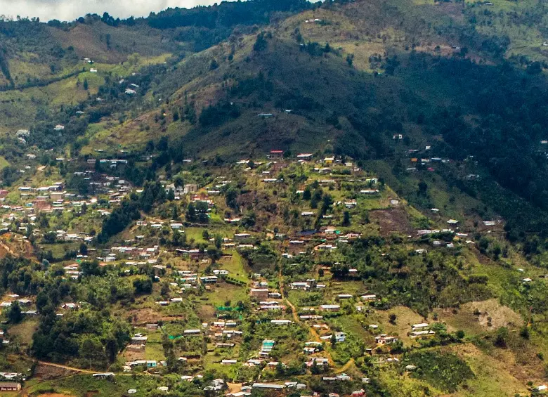 Según un informe de la Agencia de la ONU para los Refugiados (Acnur), de 2013, esta es la zona más grande de población desplazada en el área metropolitana, con viviendas construidas principalmente con madera y cartón. Imagen de 2019. FOTO ARCHIVO EL COLOMBIANO