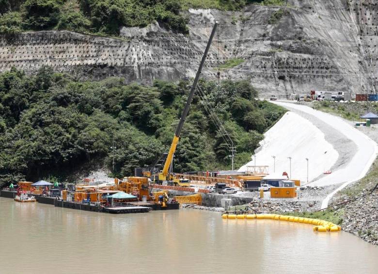 Los trabajos subacuáticos se realizan desde esta barcaza instalada en el embalse.