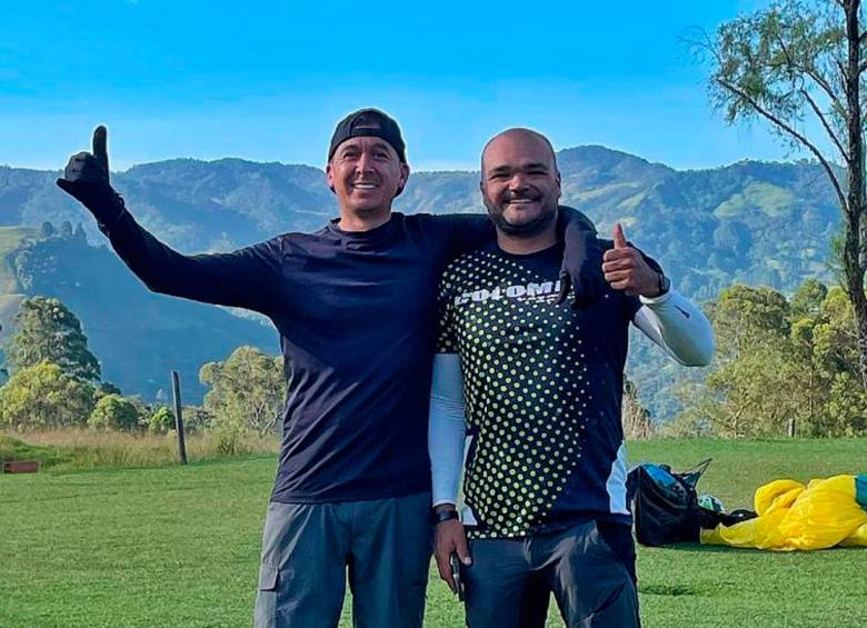 Felipe Velásquez (izquierda) y Jorge Rosso, los antioqueños que volaron de Santa Fe de Antioquia a Supía en parapente. FOTO CORTESÍA VELÁSQUEZ