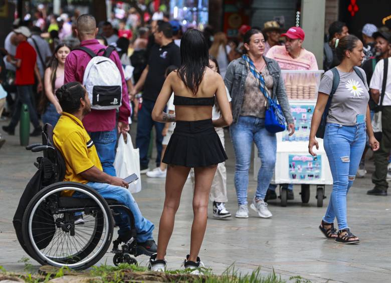 En el sector de La Vercruz, centro de Medellín, un grupo de policías agredió a una mujer. FOTO: MANUEL SALDARRIAGA