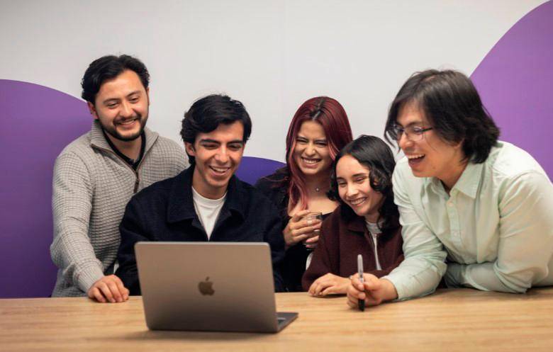 Los estudiantes seleccionados iniciarán sus prácticas profesionales en julio de 2026 bajo un modelo de trabajo híbrido. FOTO: CORTESÍA NU