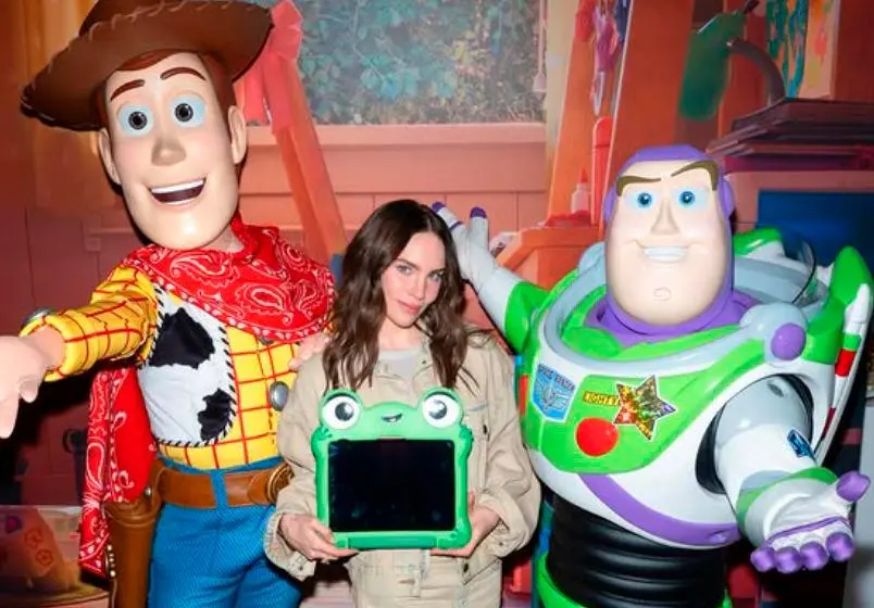 Esta fue una de las fotografías que Belinda compartió en los estudios de Pixar. FOTO: Tomada de @belindapop en Instagram. 