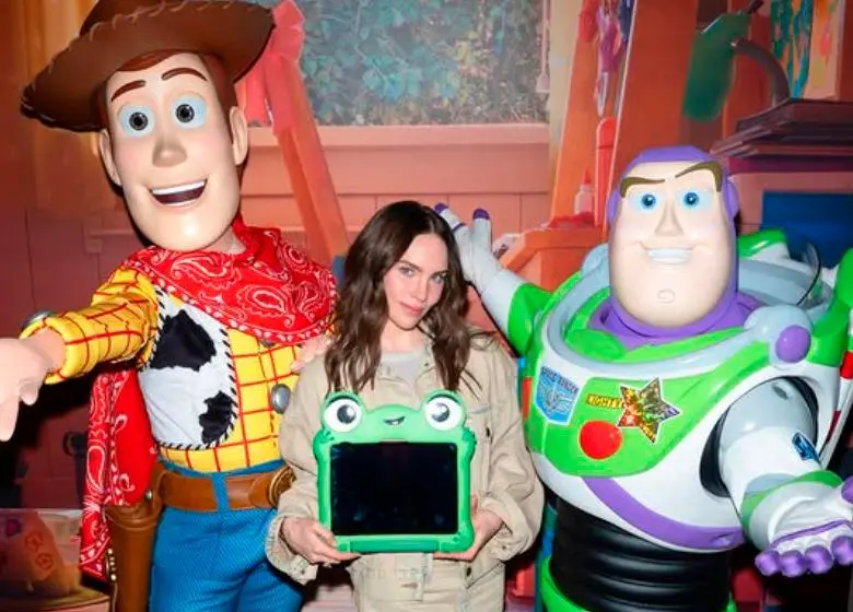 Esta fue una de las fotografías que Belinda compartió en los estudios de Pixar. FOTO: Tomada de @belindapop en Instagram. 