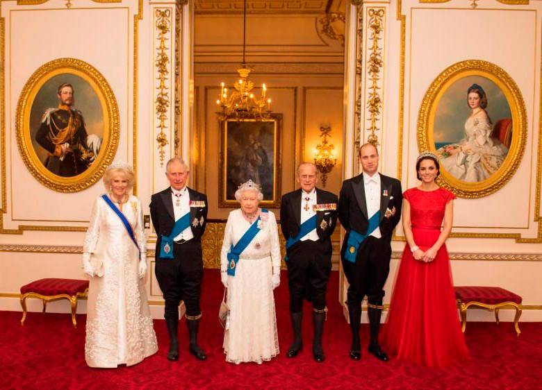 De derecha a izquierda: Camila de Cornualles; su esposo, Carlos, heredero al trono; la reina Isabel II; su esposo, el consorte Felipe (q.e.p.d.); el nieto de la reina, Guillermo, y su esposa, Catalina. FOTOS: GETTY