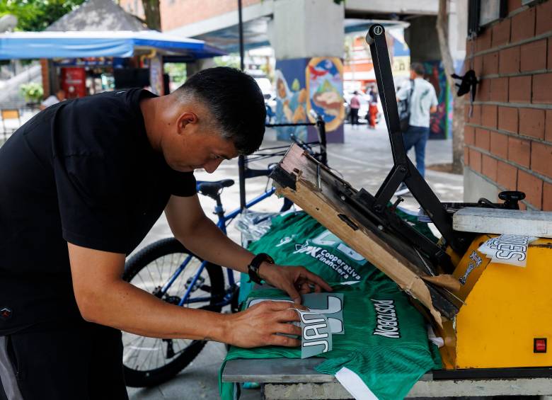 La Jamesmanía también impulsa el negocio de estampados y otros productos relacionados con el fútbol en Medellín. FOTO CAMILO SUÁREZ