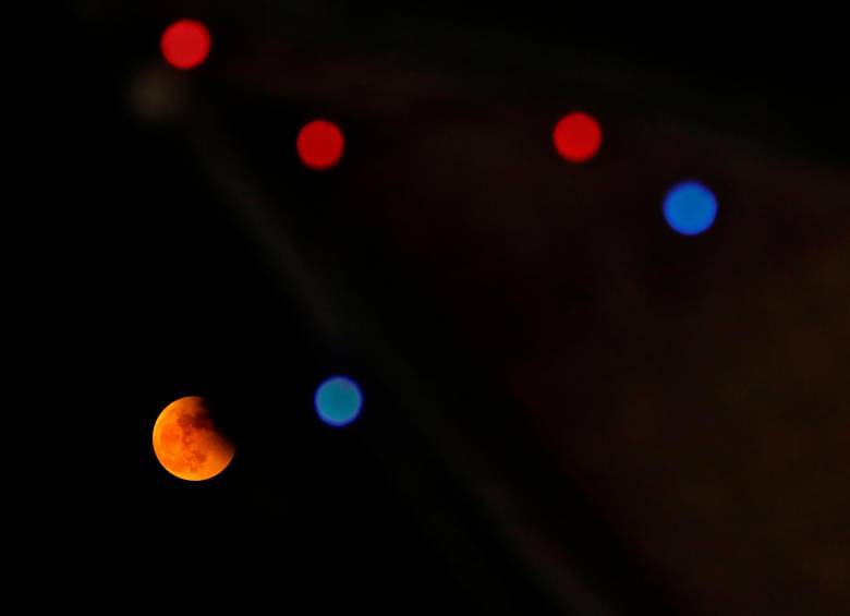Un eclipse total de Luner es visible cerca de una decoración luminosa en Kolkata, India. Foto de: EFE. 
