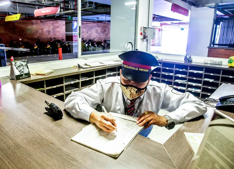 El sector de la vigilancia privada genera cerca de 387.000 empleos formales y advierte que el alza de costos podría afectar la contratación y la cobertura de servicios. FOTO: Juan Antonio Sánchez