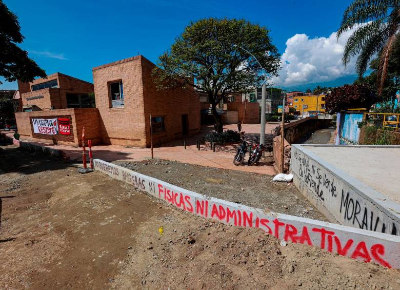 Este muro que interrumpe la conexión del Centro de Desarrollo con todo su entorno lo consideran como una nueva estigmatización en Moravia. FOTO: MANUEL SALDARRIAGA