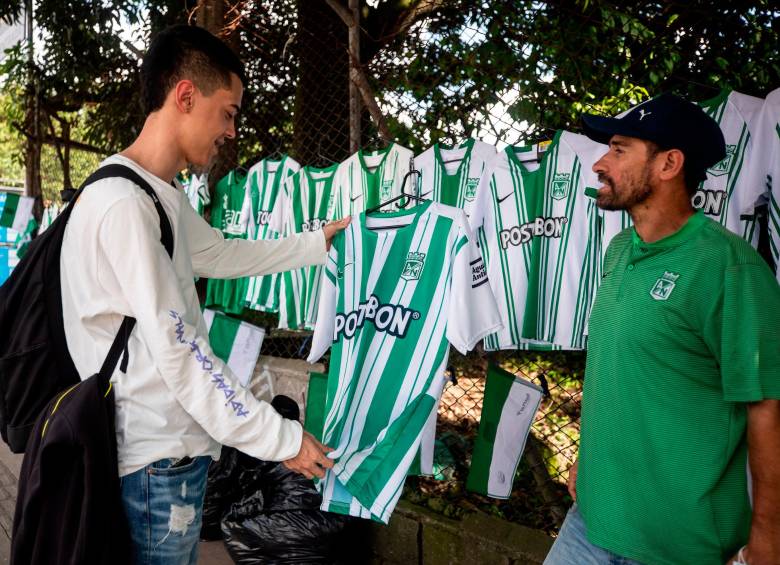 Los comerciantes aseguran que la baja asistencia a los partidos de Nacional les ha mermado las ventas hasta en un 90%. FOTO CAMILO SUÁREZ