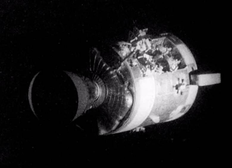 El módulo de servicio (SM) del Apolo 13 gravemente dañado, fotografiado desde el módulo lunar/módulo de mando. Un panel completo del SM fue volado por la explosión de un tanque de oxígeno. FOTO: Europa Press - Nasa