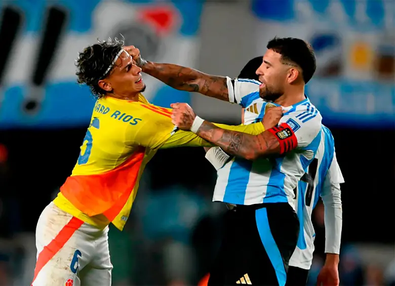 Tensión entre Richard Ríos y Enzo Fernández que también hace parte de las sanciones. Foto: AFP