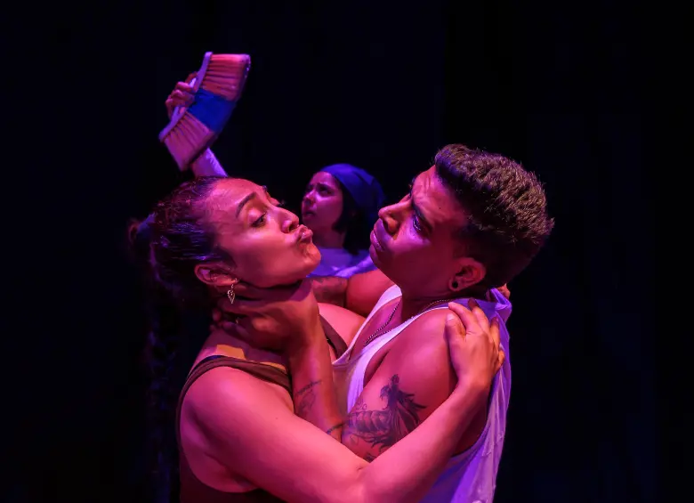 En la obra participan los miembros del equipo creativo de Escena3. De izquierda a derecha: Diana Torres, Marisol Graciano y David Mesa. La obra tendrá tres funciones en el Ateneo Porfirio. FOTO camilo suárez