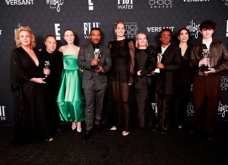 El elenco de Adolescencia y los cuatro galardones de los Critics Choice que consiguieron este domingo. FOTO Getty